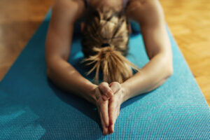 Närbild på yogaposition