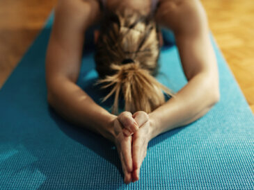 Närbild på yogaposition