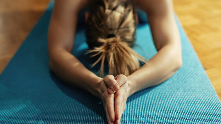 Närbild på yogaposition